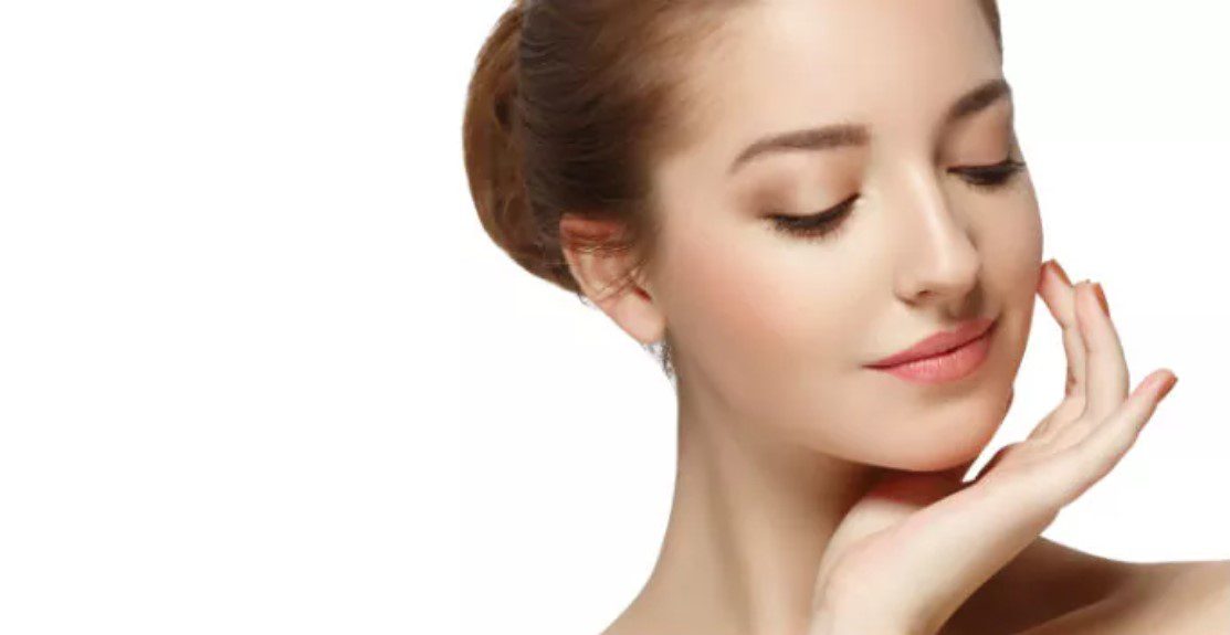 A woman with her eyes closed and hand on the chin.